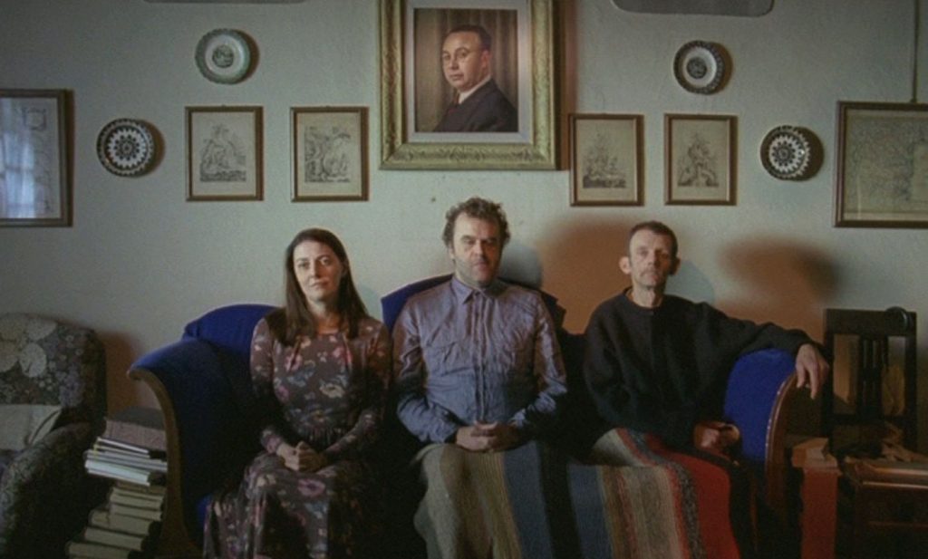 Cortometraggio Blue Sofa, regia di Lara Fremder, Pippo del Bono e Giuseppe Baresi, scenografia di Esther Musatti, scena 1