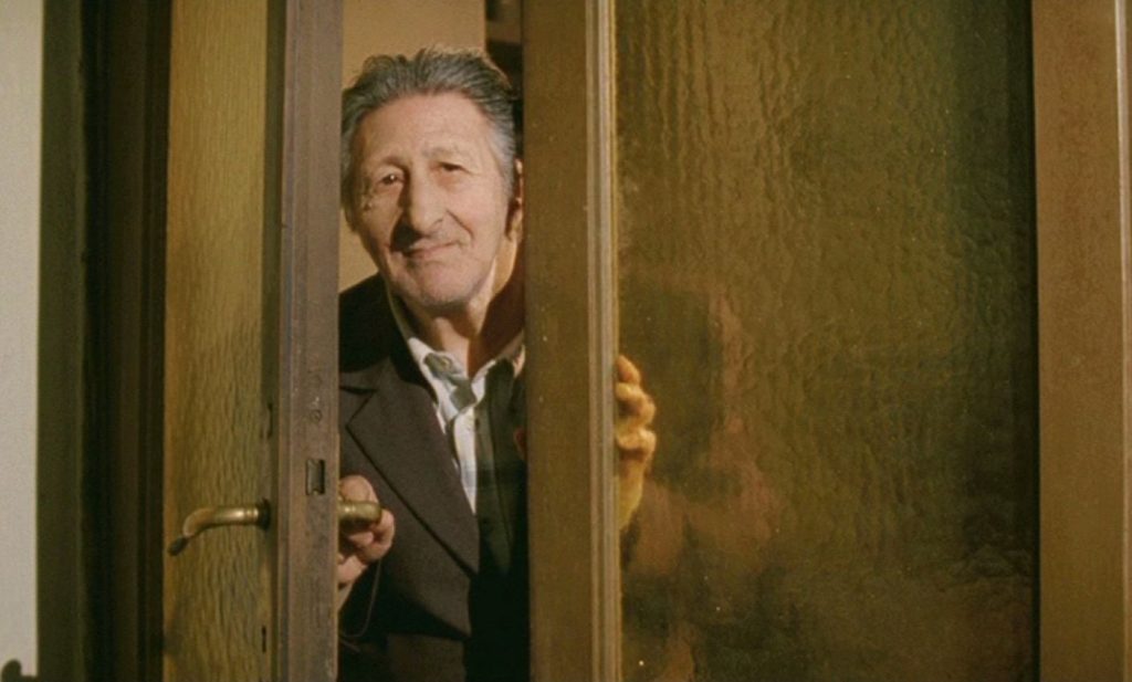 Cortometraggio Blue Sofa, regia di Lara Fremder, Pippo del Bono e Giuseppe Baresi, scenografia di Esther Musatti, scena 10