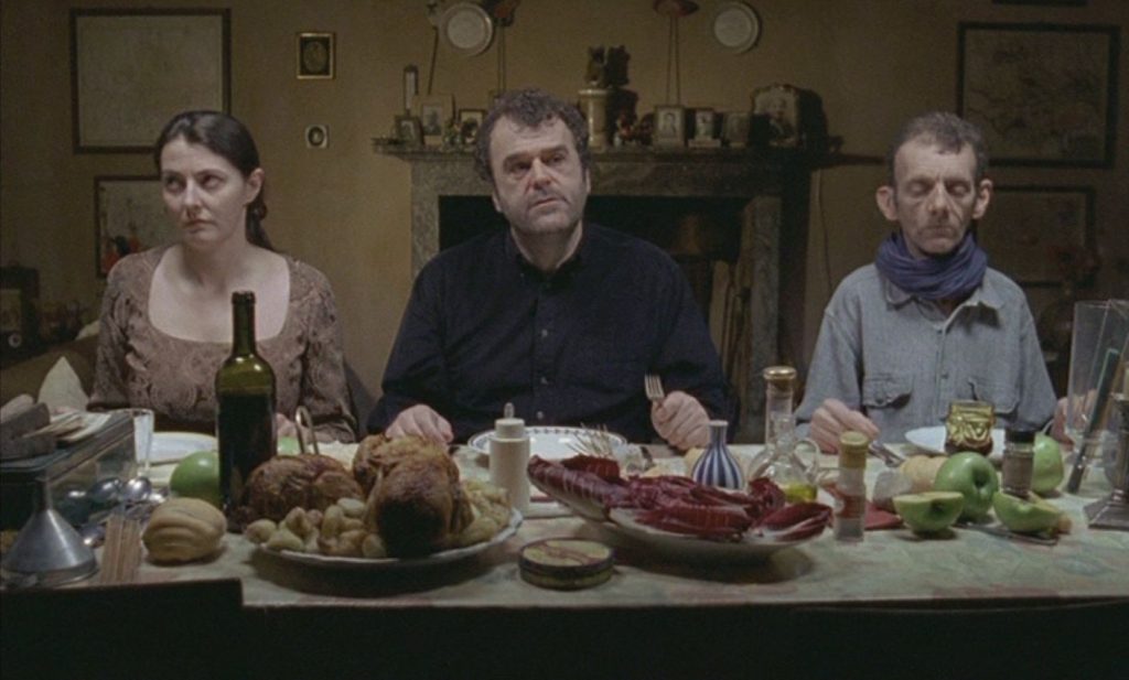 Cortometraggio Blue Sofa, regia di Lara Fremder, Pippo del Bono e Giuseppe Baresi, scenografia di Esther Musatti, scena 3