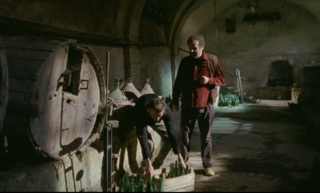 Cortometraggio Blue Sofa, regia di Lara Fremder, Pippo del Bono e Giuseppe Baresi, scenografia di Esther Musatti, scena 5