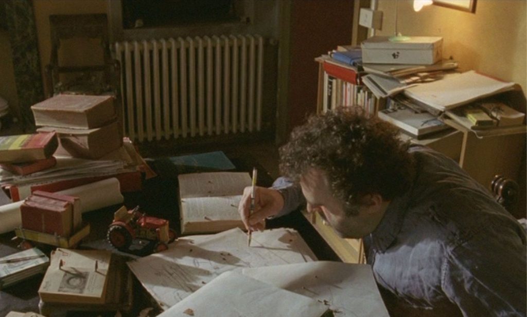 Cortometraggio Blue Sofa, regia di Lara Fremder, Pippo del Bono e Giuseppe Baresi, scenografia di Esther Musatti, scena 6