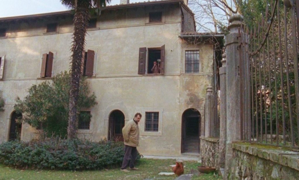 Cortometraggio Blue Sofa, regia di Lara Fremder, Pippo del Bono e Giuseppe Baresi, scenografia di Esther Musatti, scena 8