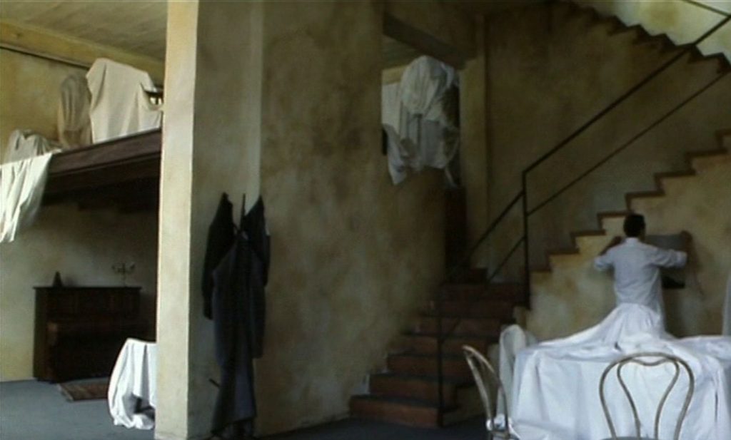 Film il Mnemonista, regia di Paolo Rosa, scenografia Esther Musatti, scena 8